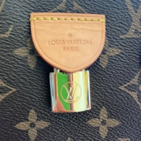 Louis Vuitton Rivoli hand bag only used a few. - Picture 2 of 9